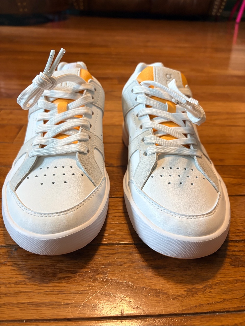 Women’s Low-Top White Sneakers with Yellow Accent Oncloud the roger clubhouse